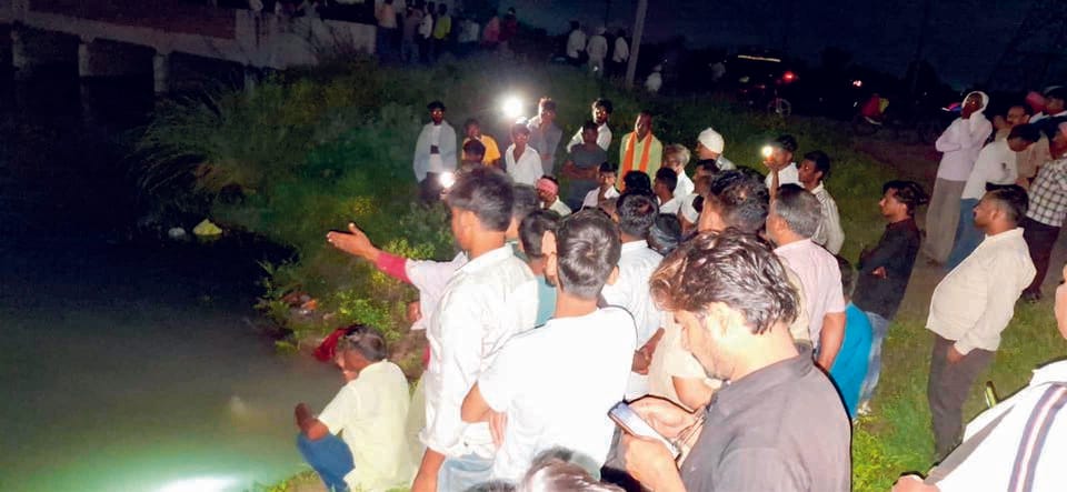 डूबे किशोर की तलाशी के दौरान नहर के पास लगी भीड़।  संवाद