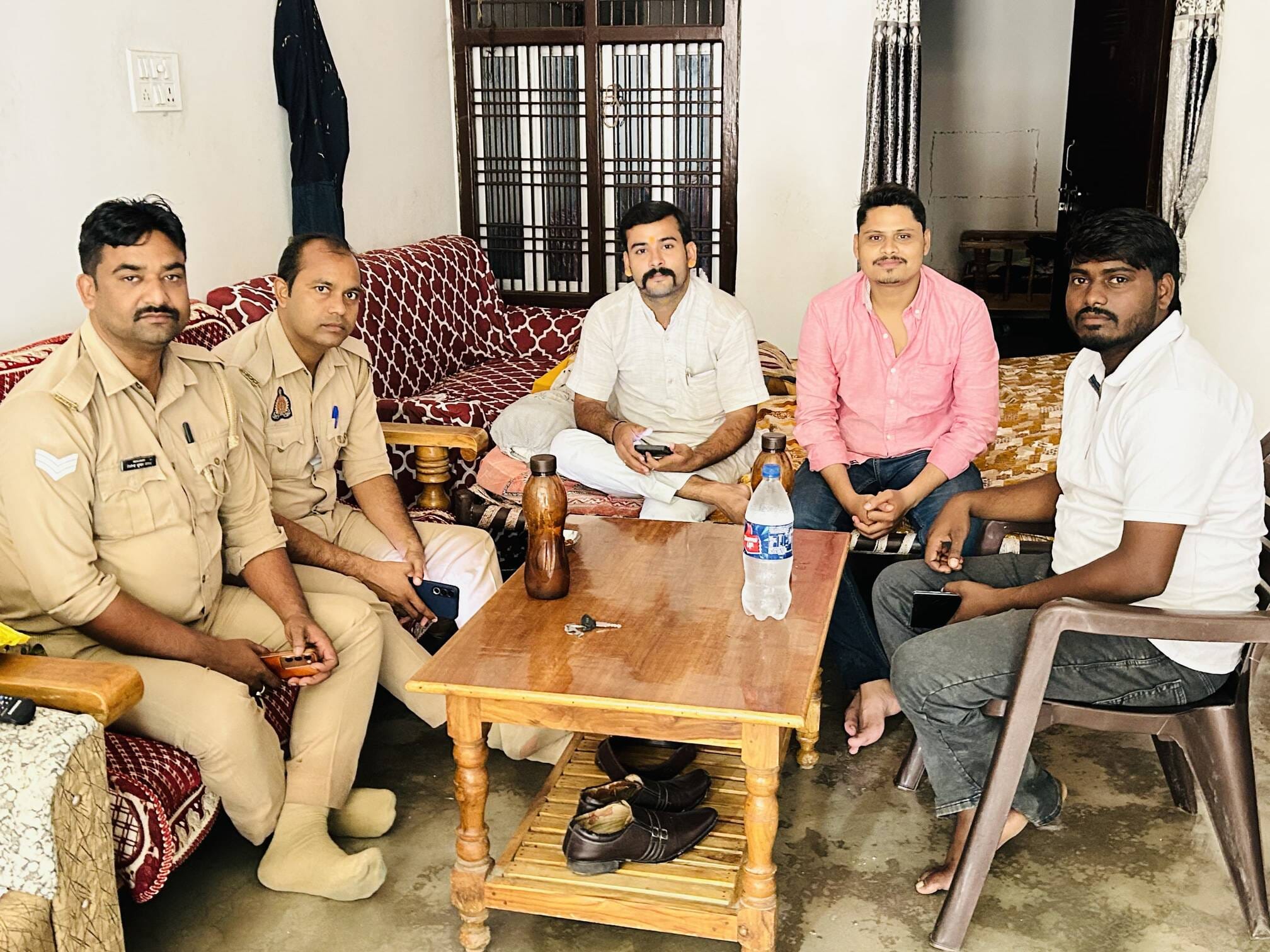 डिप्टी सीएम बृजेश पाठक के आगमन पर हाउस अरेस्ट किये गये पूर्व छात्रसंघ के पदाधिकारी। स्रोत- स्वय