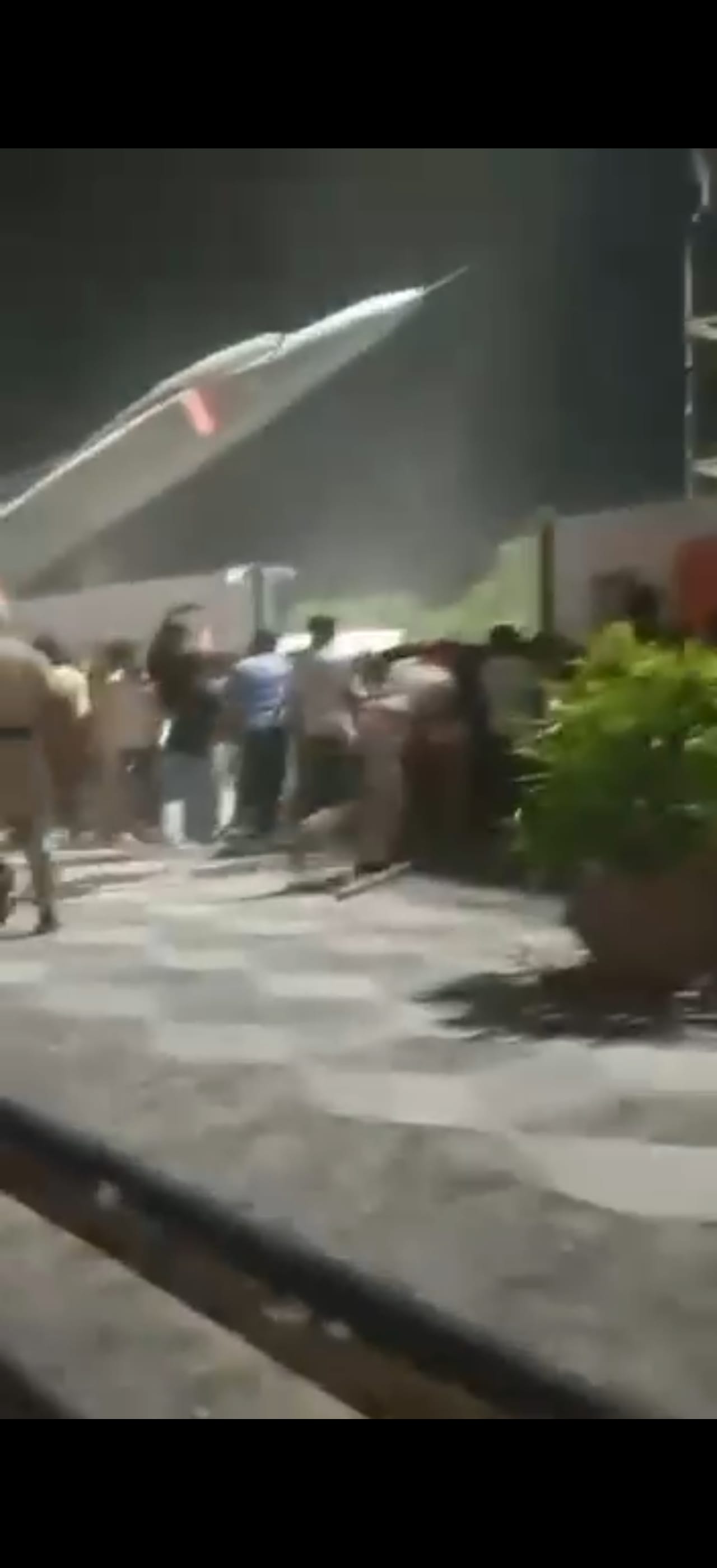 एलपीयू में लाठीचार्ज करती पुलिस।