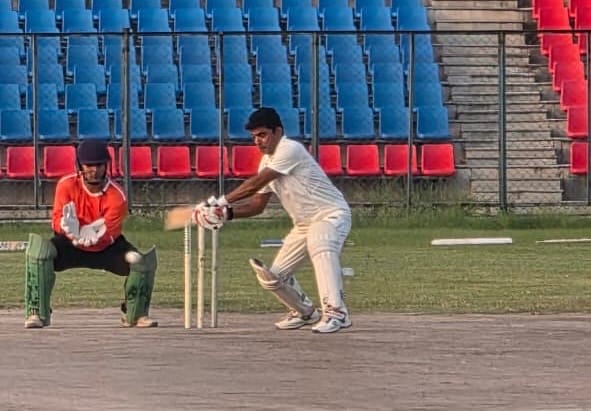 एमए स्टेडियम में पंडित सीताराम सपोलिया क्रिकेट मुकाबले के मुकाबले में शॉट खेलता खिलाड़ी। आयोजक
