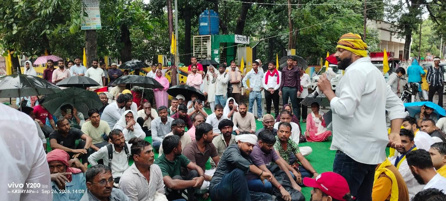 एससी सूची में शामिल करने की मांग को कलेक्ट्रेट में धरना देकर प्रदर्शन करते कश्यप एकता क्रांति म