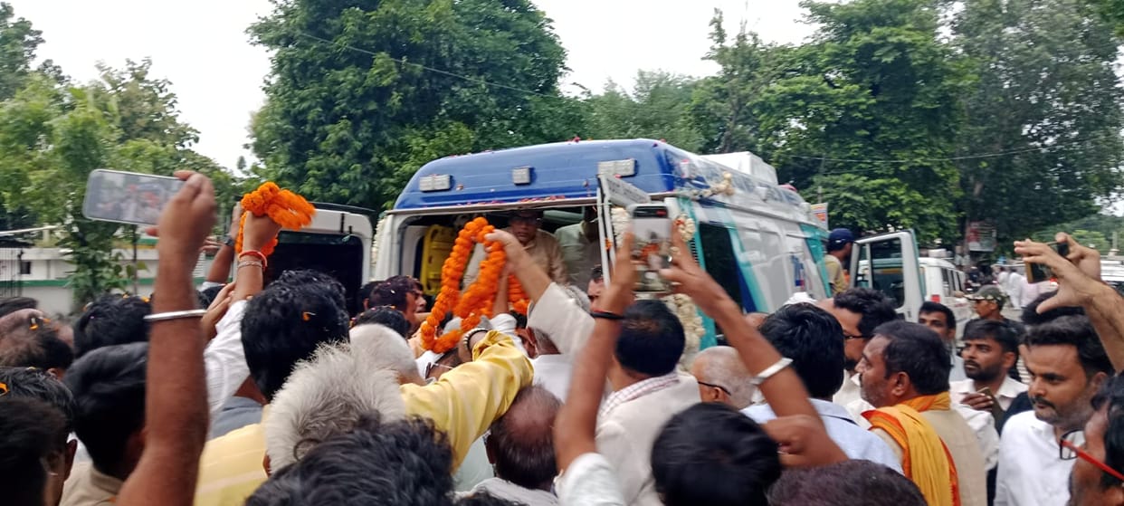 The mortal remains of veteran socialist leader Ramgovind reached Ballia; leaders paid their tributes.