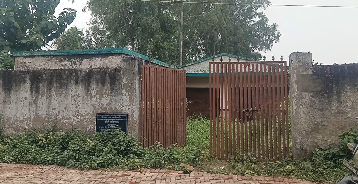 Panchayat building closed for 18 years and reduced to ruins; village accounts managed from a satchel.