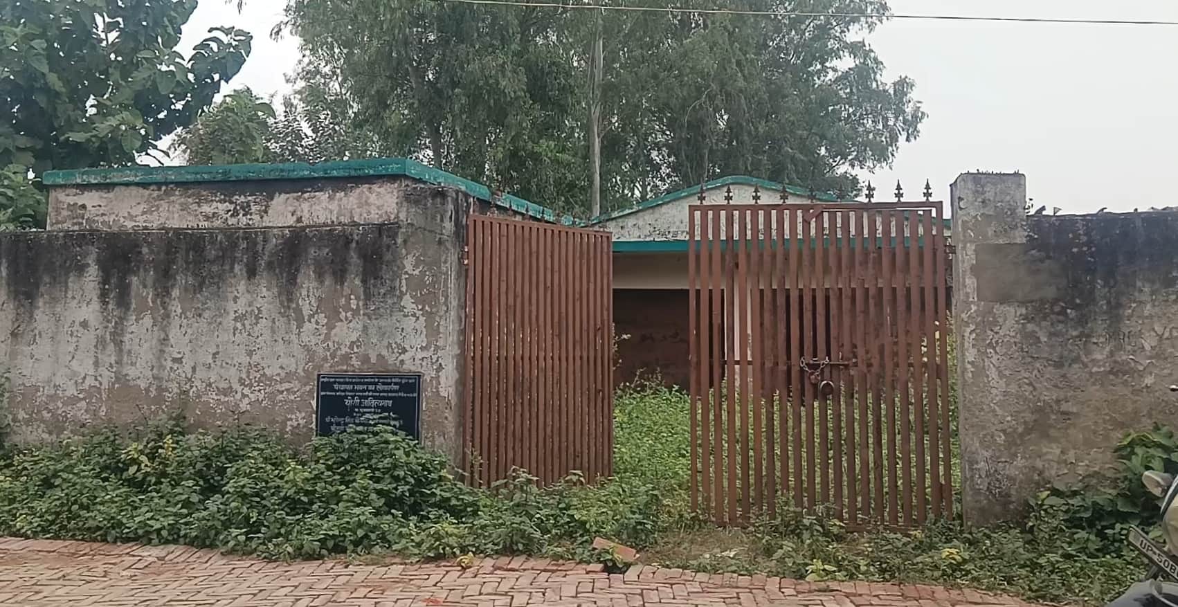 फरिहा में 18 साल से बंद पंचायत भवन खंडहर में तब्दील। संवाद