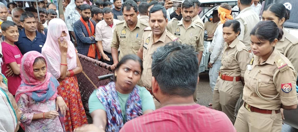 Road blocked with a rope over a land dispute; vehicles stranded for 30 minutes.