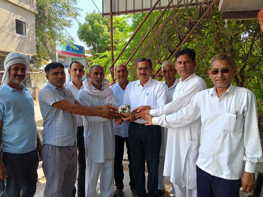 फोटो 10 प्रधान को गुलदस्ता भेंट करते गणमान्य। संवाद