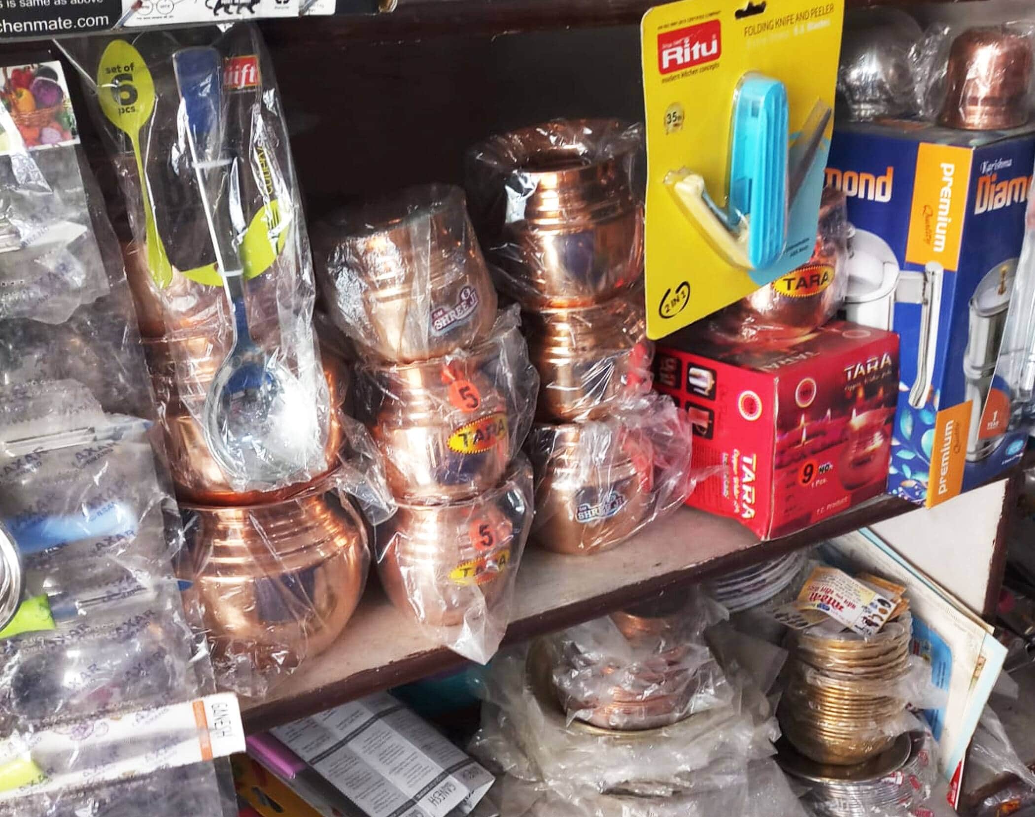 फोटो-10-शहर के चौक बाजार स्थित दुकान में रखे लोटा। संवाद