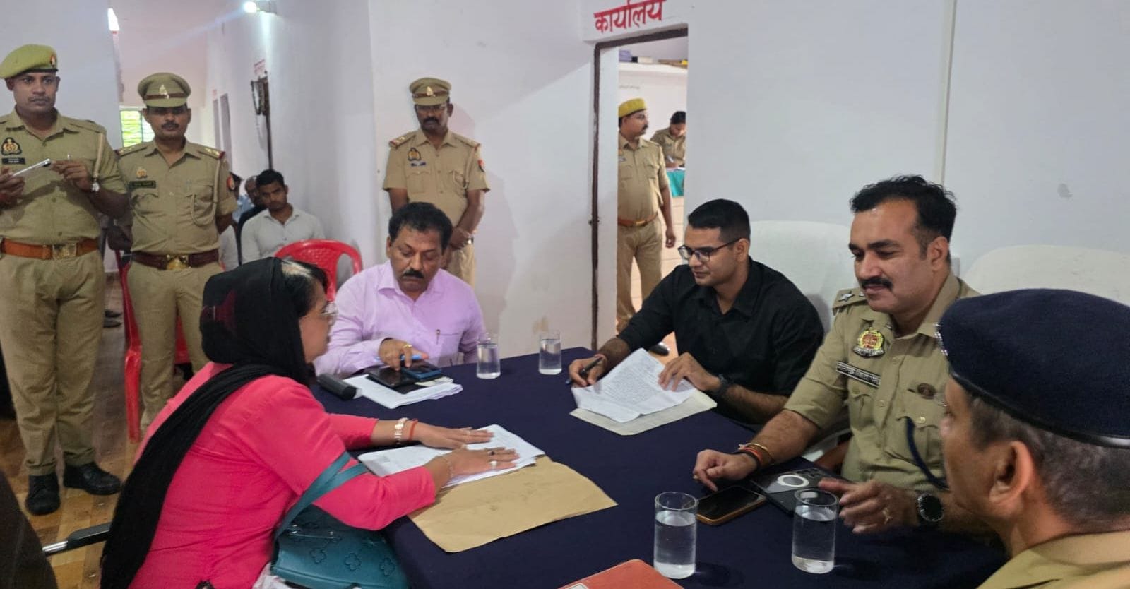 फोटो-12-बलरामपुर के तुलसीपुर थाने में फरियाद सुनते डीएम व एसपी ।-स्रोत : विभाग