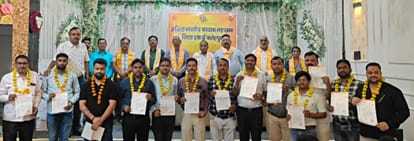फोटो-16-नउवाबाग स्थित एक प्रतिष्ठान में प्रमाणपत्र दिखाते कार्यकारिणी सदस्य। स्रोत: स्वयं