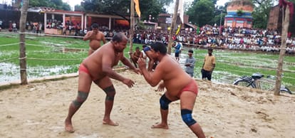 फोटो-19-गाजीपुर कस्बा में अखाड़े कुश्ती लड़ते पहलवान। संवाद