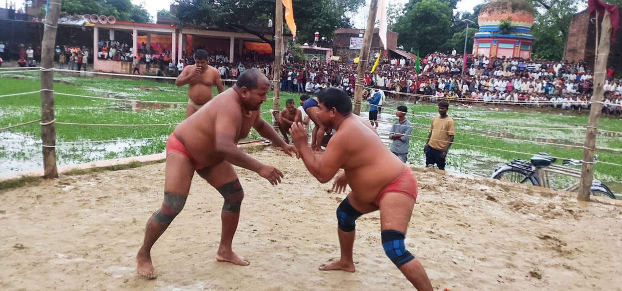 On the final day of the wrestling tournament, 20 bouts took place; most ended in a draw due to slippery conditions.