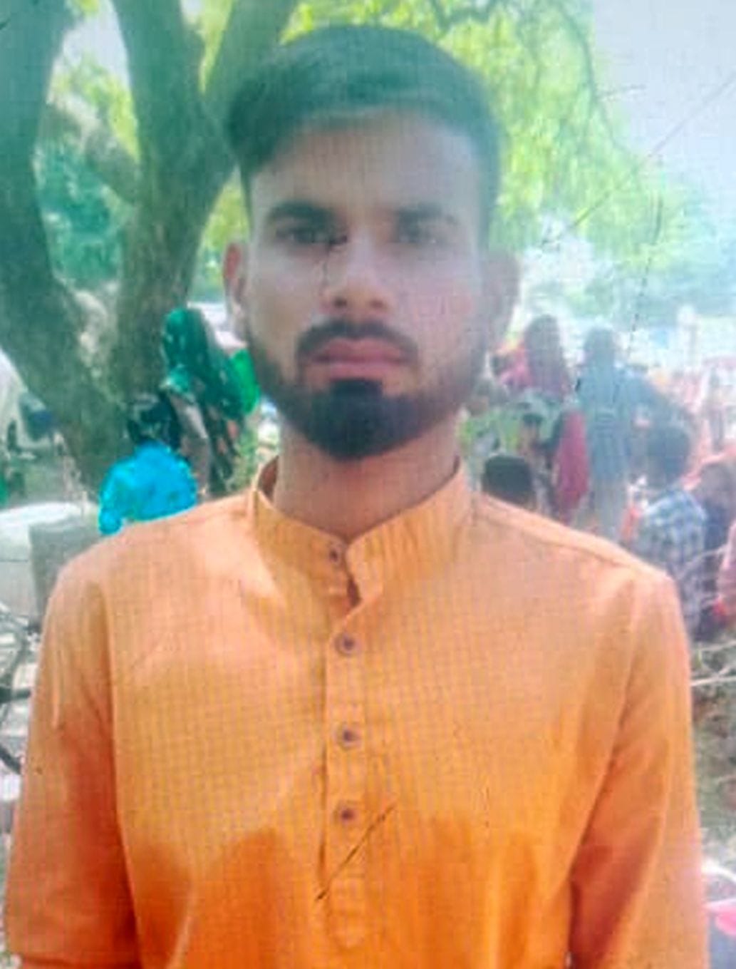 E-rickshaw driver consumes poison and dies after getting angry when his wife asked him to bathe upon returning covered in mud.