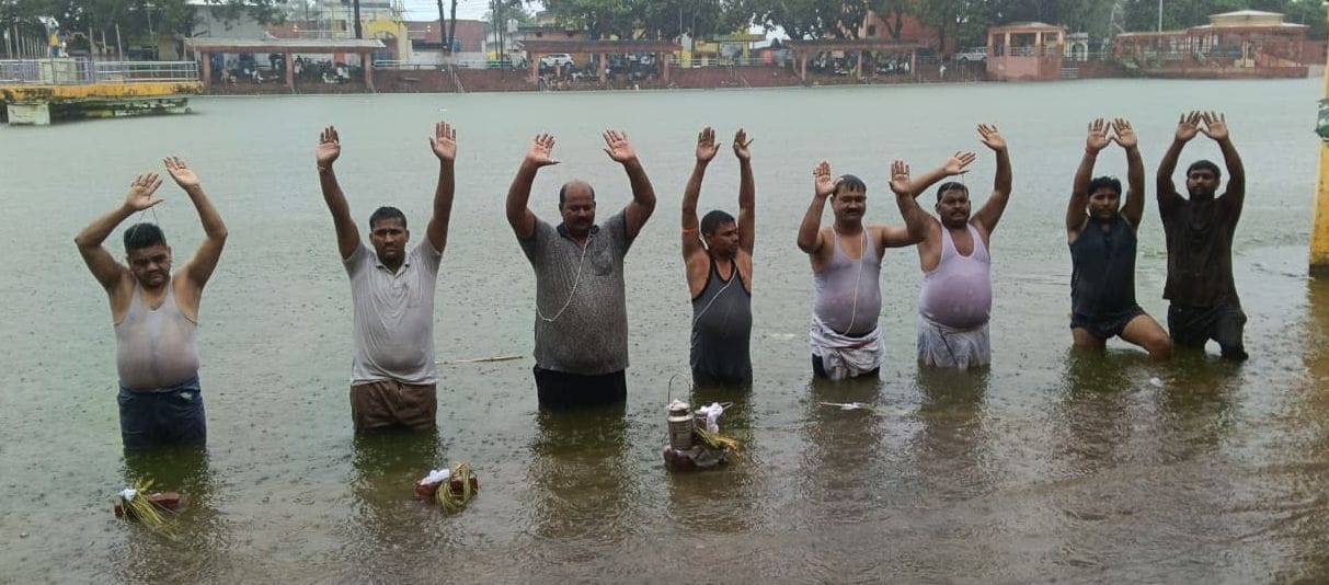 Devotees thronged in large numbers for Shraddh and Tarpan on the second day as well.