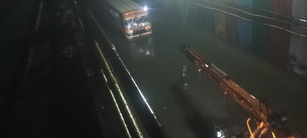 Five feet of water accumulates in Mainpuri underpass; two cars and a bus get stuck.