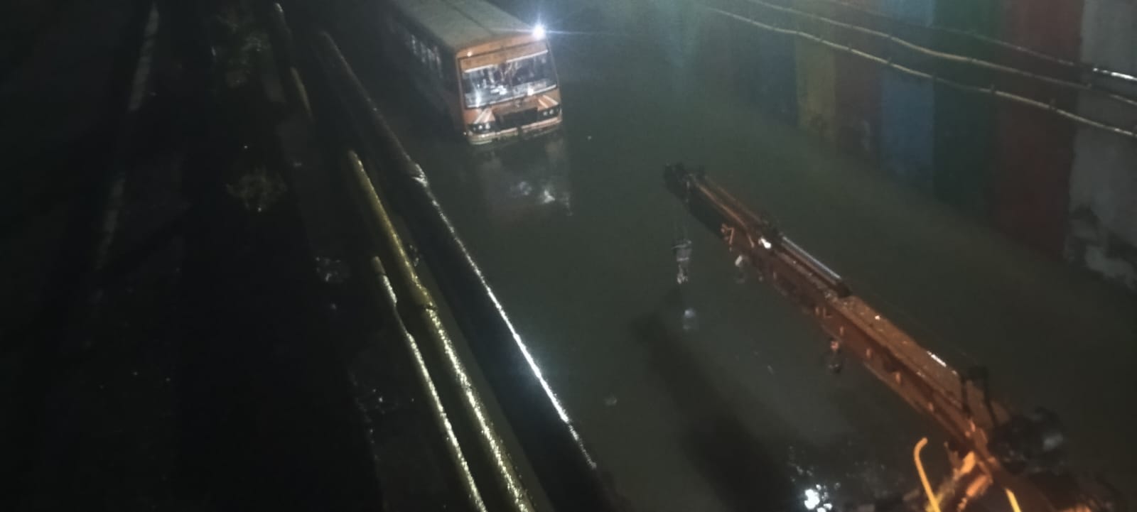 फोटो 26::::अंडरपास में फंसी बस को निकालती जेसीबी। स्रोत नपा कर्मचारी
