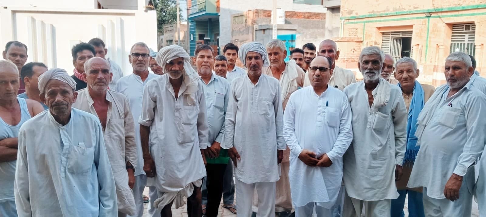 फोटो 26जेएनडी03-नूंह (मेवात ) में होने वाली इनेलो रैली को लेकर लोगोंं को निमंत्रण देते बिल्लू प