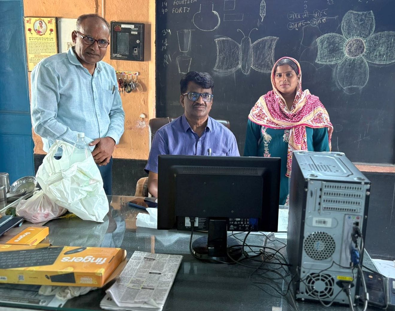 फोटो 26जेएनडी12-राजकीय प्राथमिक पाठशाला होशियारपुर में कंप्यूटर दान करते हुए स्कूल मुखिया वेदप
