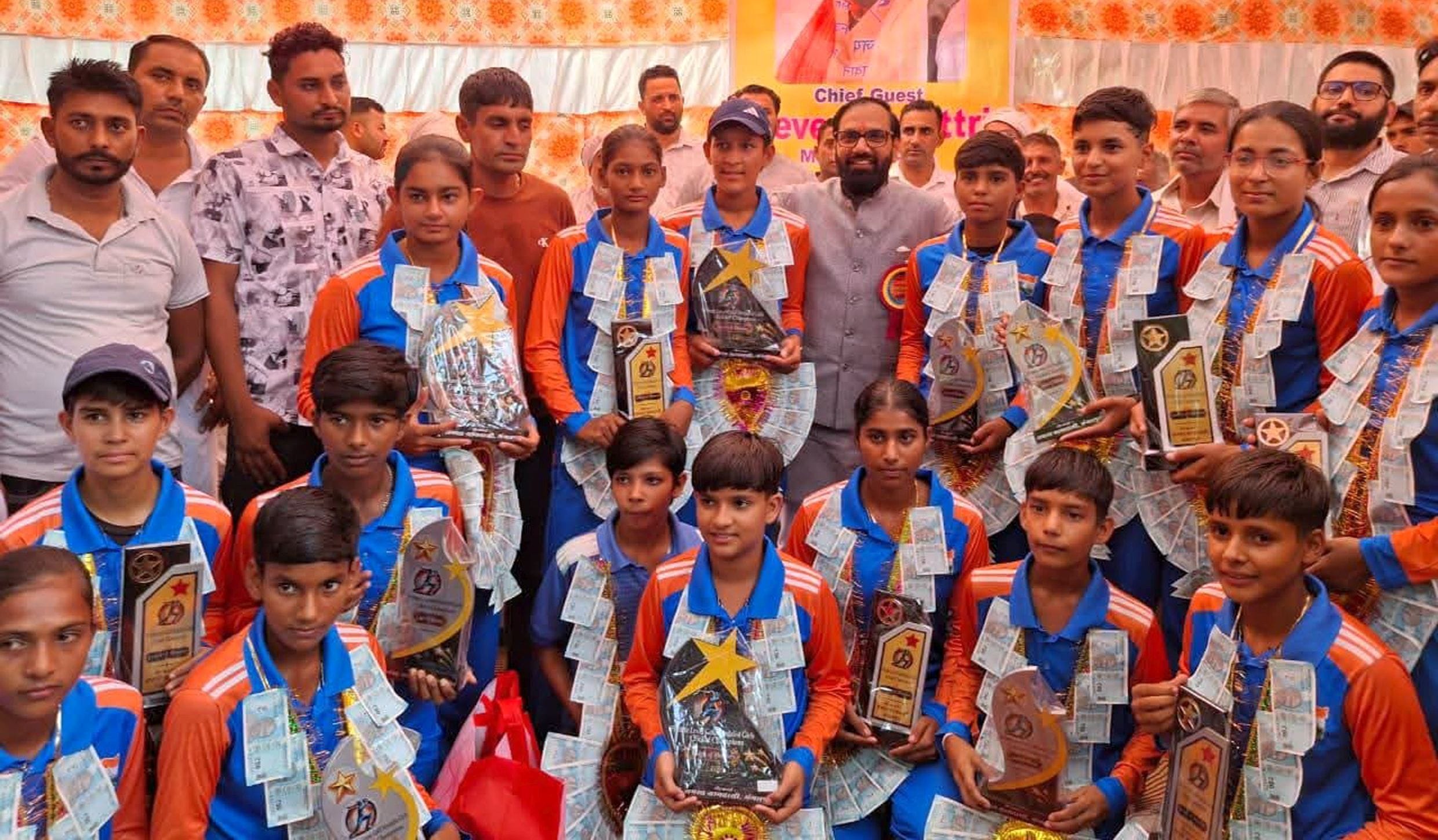 फोटो 26जेएनडी15-विधायक देवेंद्र चतरभुज अत्री द्वारा सम्मान समारोह में सम्मानित की गई खिलाड़ी। स