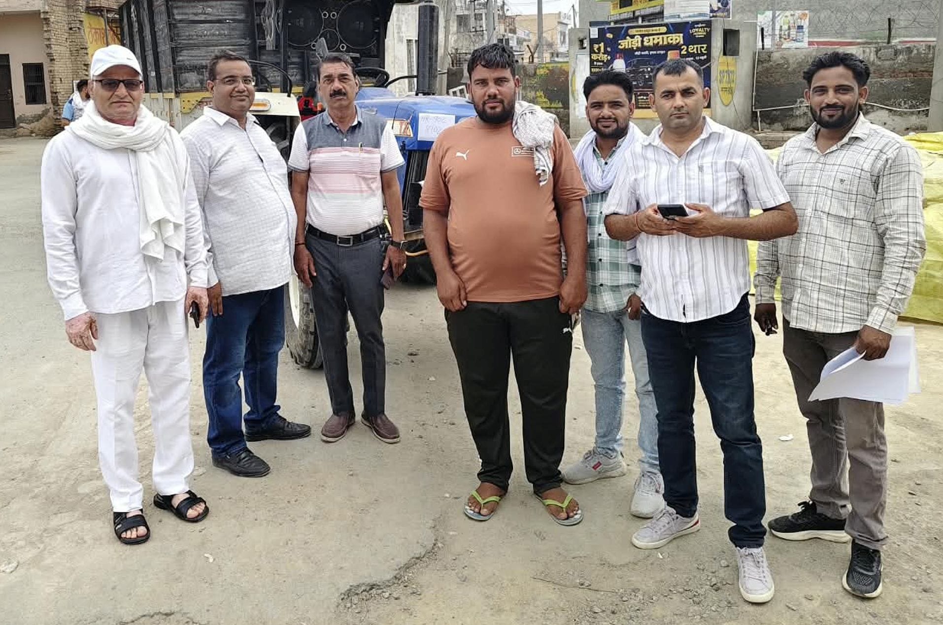 फोटो 26जेएनडी19-मंडी गेट पर गेट पास प्रक्रिया का जायजा लेने पहुंचे मार्केट कमेटी सचिव योगेश। स्