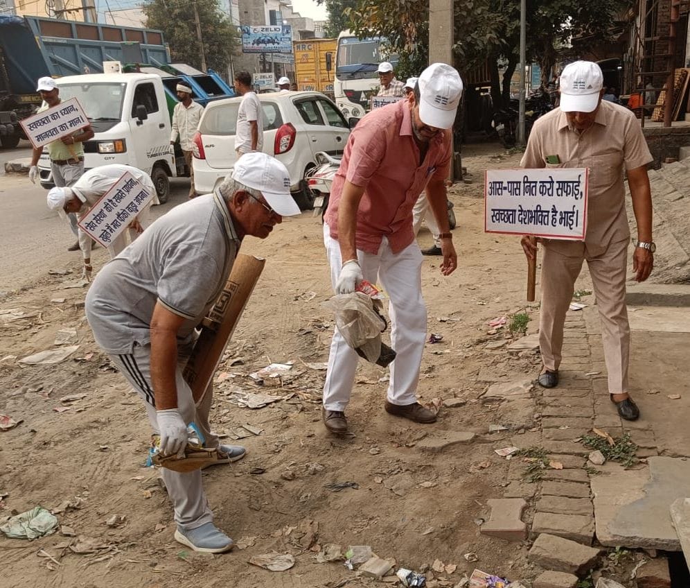 Dispose of garbage in the dustbin and hand it over to the Municipal Council vehicle: Save