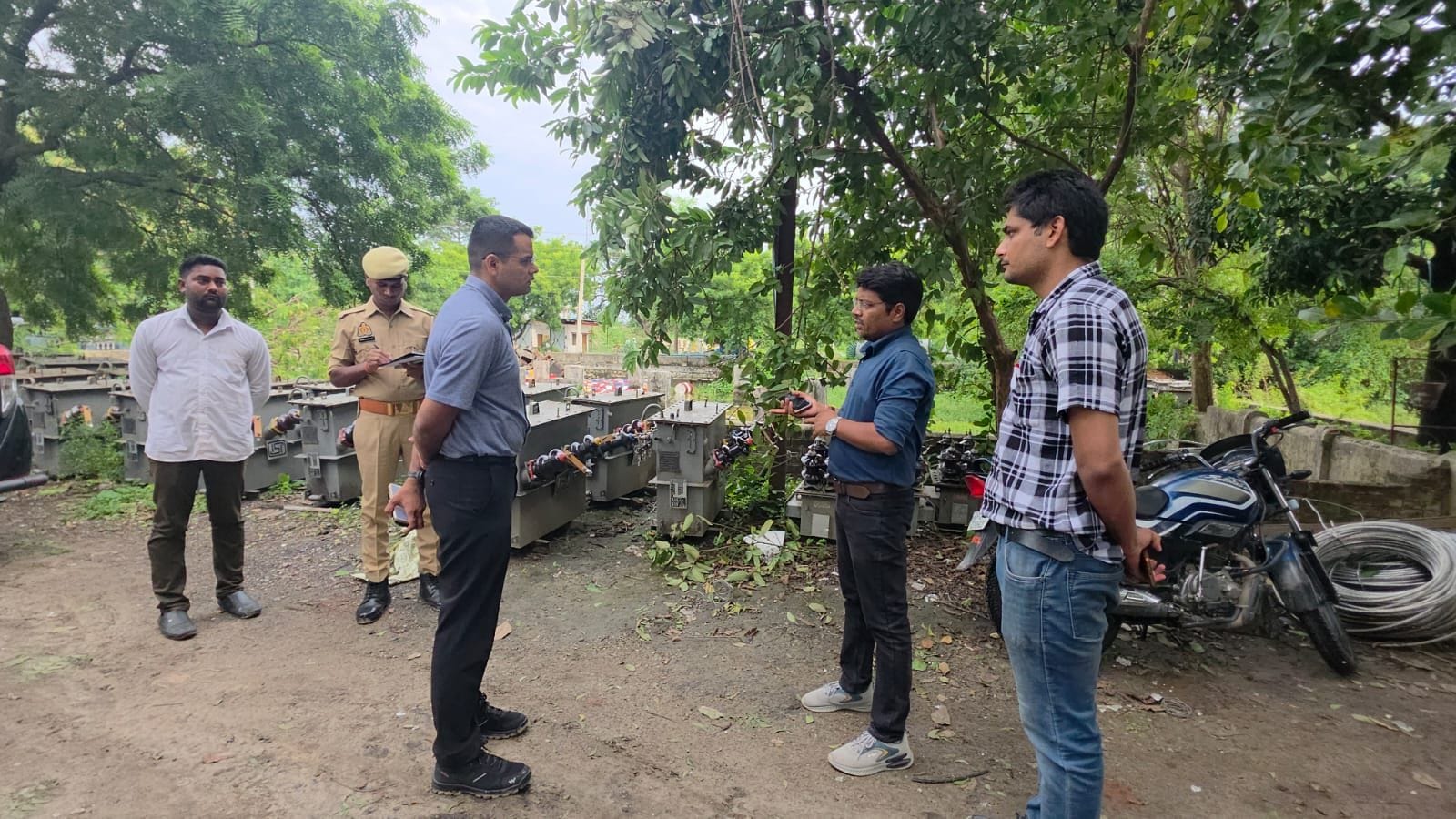 फोटो-27-बलरामपुर के विद्युत उपकेंद्र का निरीक्षण करते डीएम ।-स्रोत : विभाग