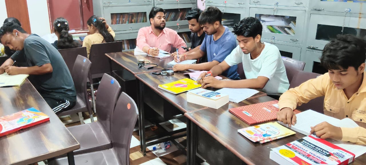 फोटो 27 एचएएमपी 10- पंचायत भवन में संचालित पुस्तकालय में तैयारी करते छात्र। संवाद