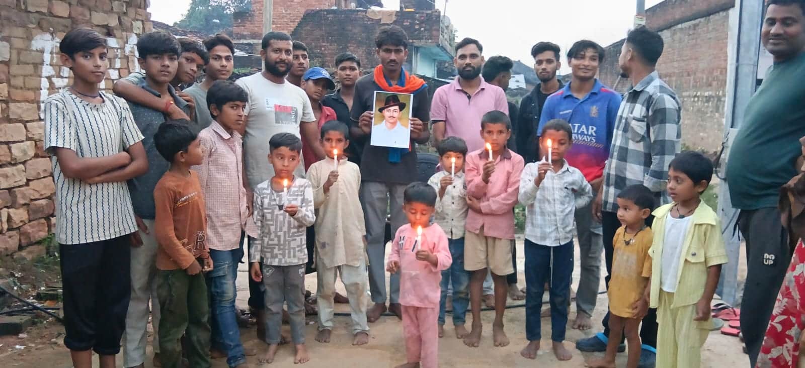 फोटो 27 सीकेटीपी 30 शहीद भगत सिंह की जयंती मनाते लोग। स्वयं