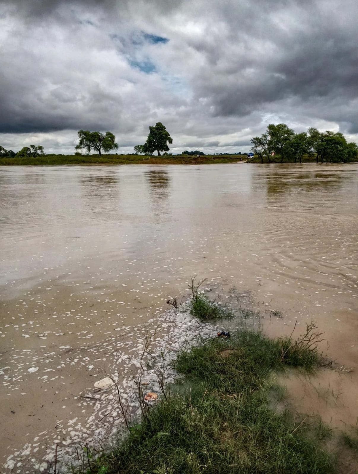Water moves towards villages near the Ken warning point.
