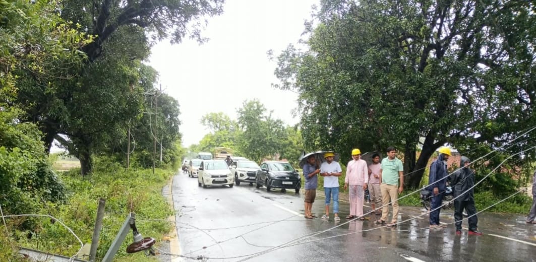 फोटो: 31 बकेवर में बीच सड़क पर गिरे बिजली के तार हटाते बिजली कर्मी। संवाद