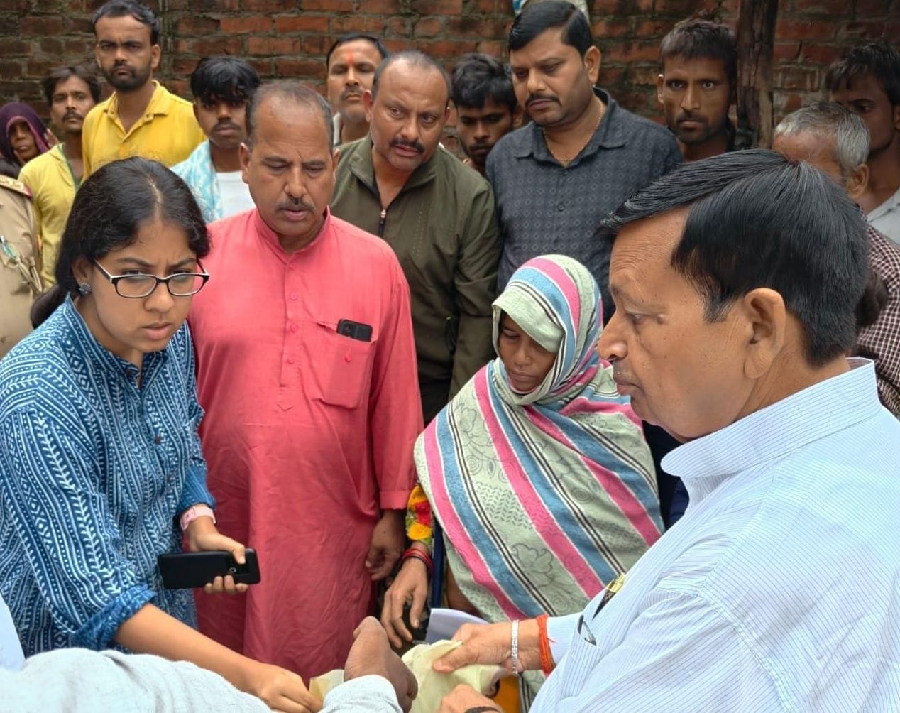 फोटो 34: सिकंदरपुर गांव में वीरमती को स्वीकृति पत्र और खाद्य सामग्री देते विधायक रामपाल वर्मा व