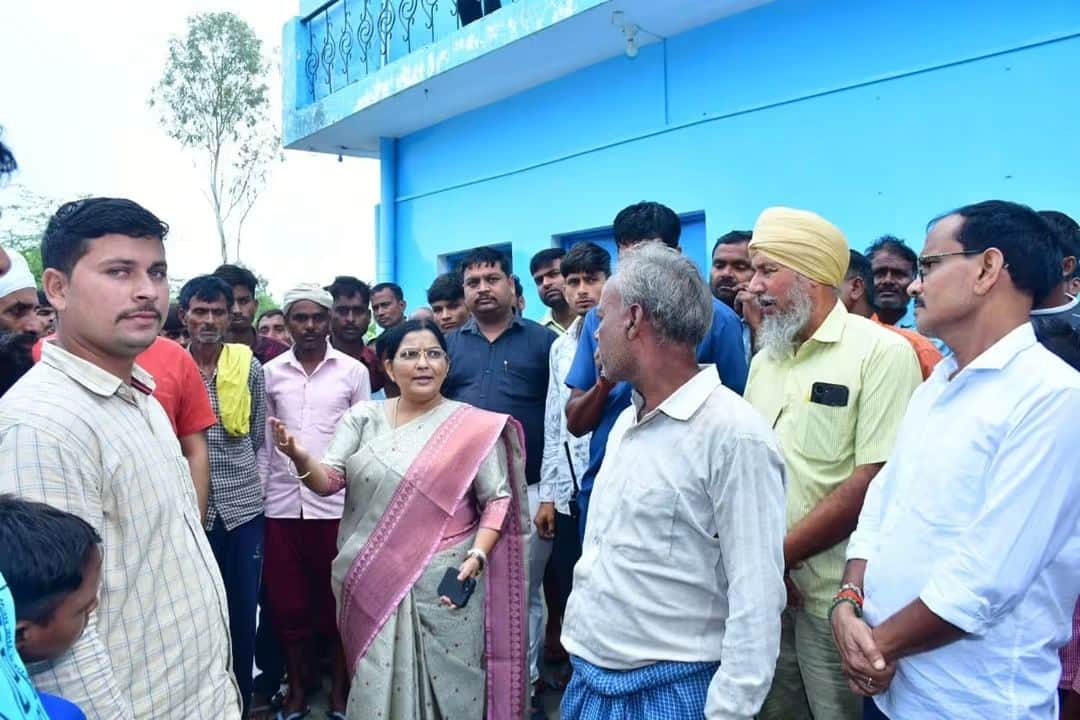 फोटो- 40-ऐंठाखेड़ा में ग्रामीणों से जानकारी लेतीं उच्च शिक्षा राज्यमंत्री रजनी तिवारी। संवाद