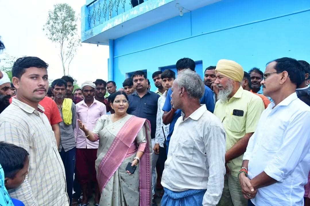फोटो- 40-ऐंठाखेड़ा में ग्रामीणों से जानकारी लेतीं उच्च शिक्षा राज्यमंत्री रजनी तिवारी। संवाद