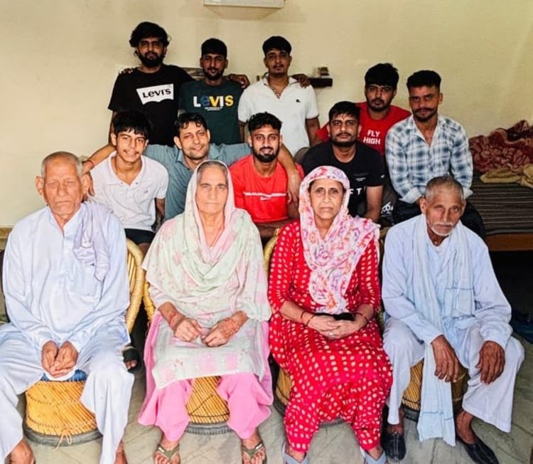 फोटो - भैंसवाल कलां गांव में खिलाड़ी सुनील का परिवार। स्रोत - ग्रामीण