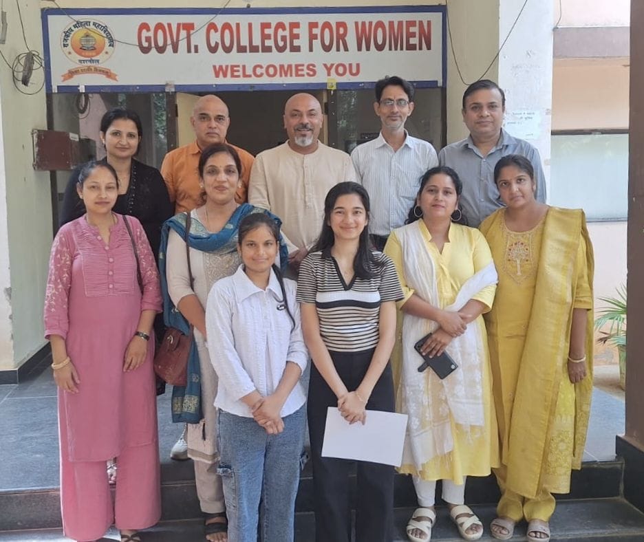 फोटो नंबर-04 यूजीसी-नेट उर्त्तीण करने वाली छात्रा हर्षिता व श्रुति को सम्मानित करते प्राचार्य