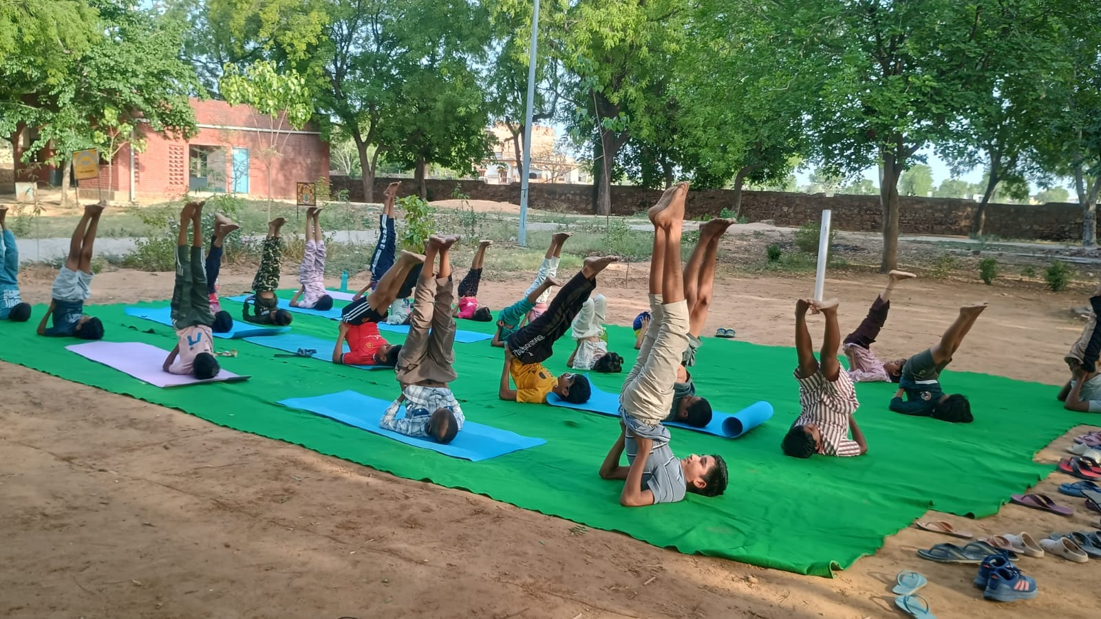 फोटो नंबर- 28गांव सिसोठ स्थित खेल नर्सरी में योगा का अभ्यास करते खिलाड़ी। स्रोत : कोच
