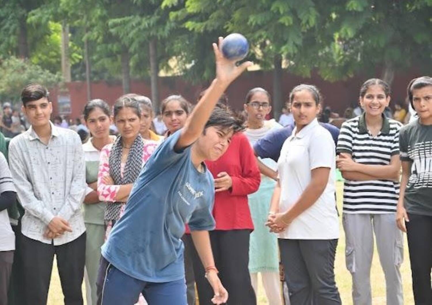 फोटो - राजकीय महिला कॉलेज में गोला फेंकती हुई खिलाड़ी। संवाद