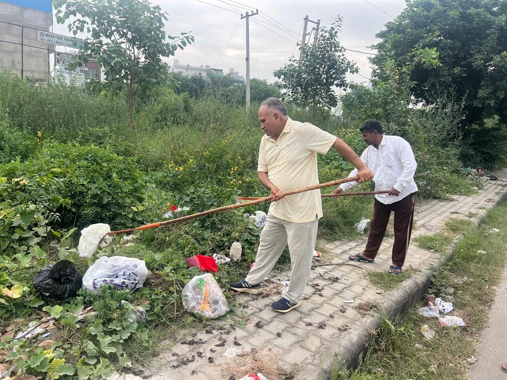 फोटो: सेक्टर-15 आउटर रिंग रोड पर अभियान के तहत सफाई करते मेयर राजीव जैन। स्रोत: प्रवक्ता