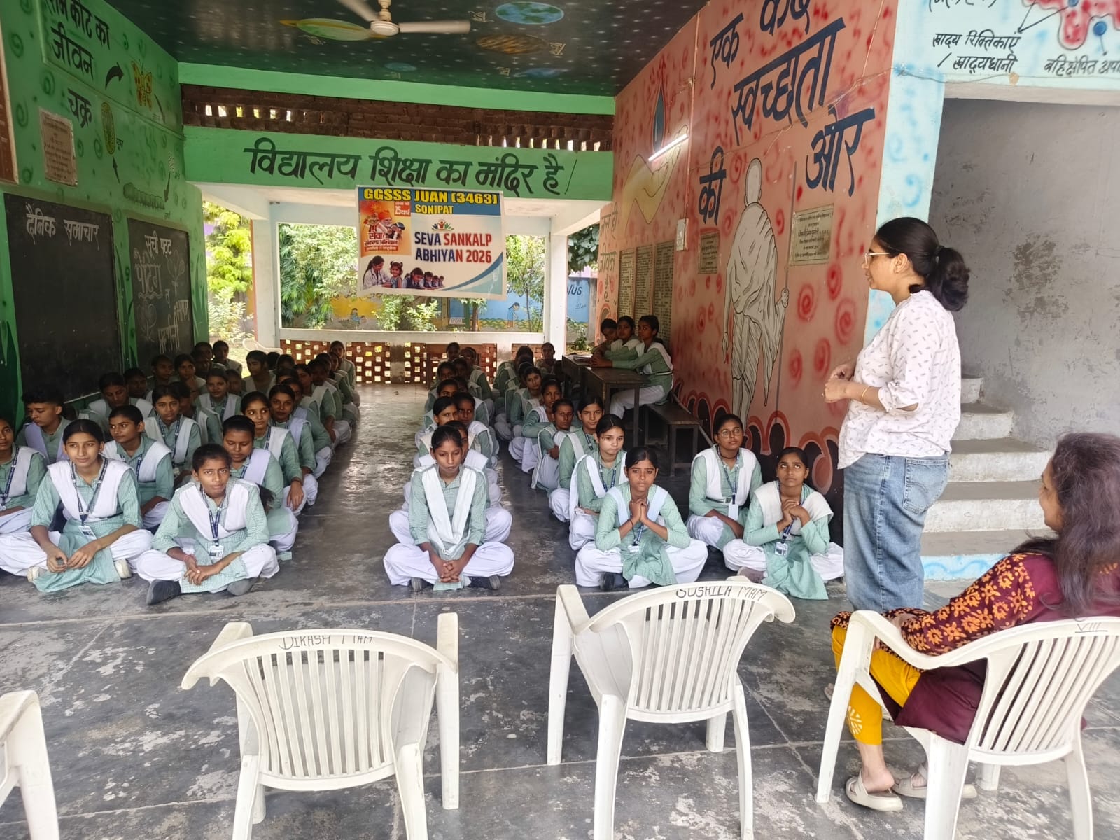 फोटो: सोनीपत के एक सरकारी स्कूल में छात्राओं को योग क्रियाओं का प्रशिक्षण देती योग सहायक। स्रो
