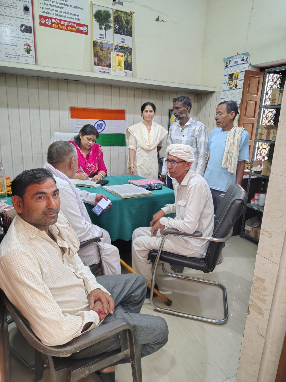 फोटो: सोनीपत के एक स्वास्थ्य केंद्र में लगे शिविर के दौरान स्वास्थ्य जांच कराने पहुंचे मरीज। स