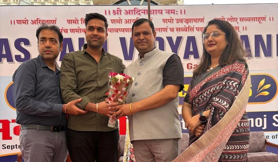 फोटो: सोनीपत के गन्नौर स्थित सीसीएएस जैन विद्या मंदिर में अभिभावक सम्मेलन के दौरान चेयरमैन अरि