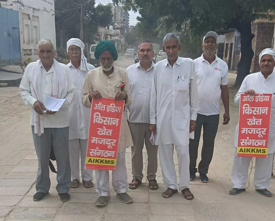 Went door-to-door to spread the word about the Farmers-Labourers Mahapanchayat.