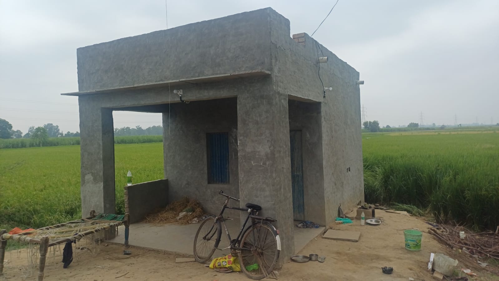 फोटो :: सोनीपत के गांव रहमाणा में खेत में बना कमरा जहां दंपती परिवार सहित रहता था। संवाद