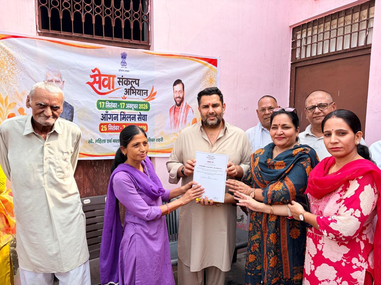 फोटो: सोनीपत के जनता कॉलोनी स्थित आंगनबाड़ी केंद्र ‘आंगन मिलन सेवा’’ कार्यक्रम के दौरान महिला 