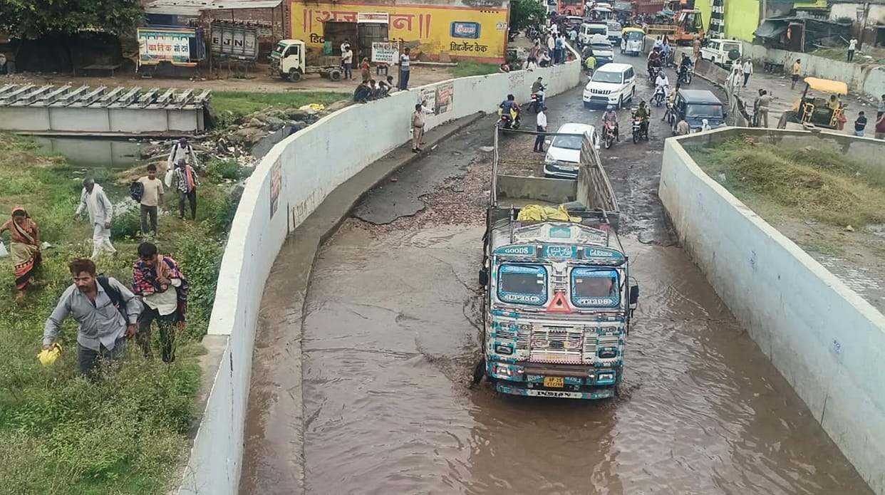 Waterlogged Nadrai Railway Underpass; Vehicles Break Down