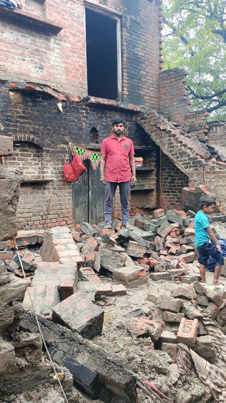 फोटो46सोरोंजी के गांव बसूपुरा में बारिश के दौरान गिरी दीवार को देखता ग्रामीण । संवाद