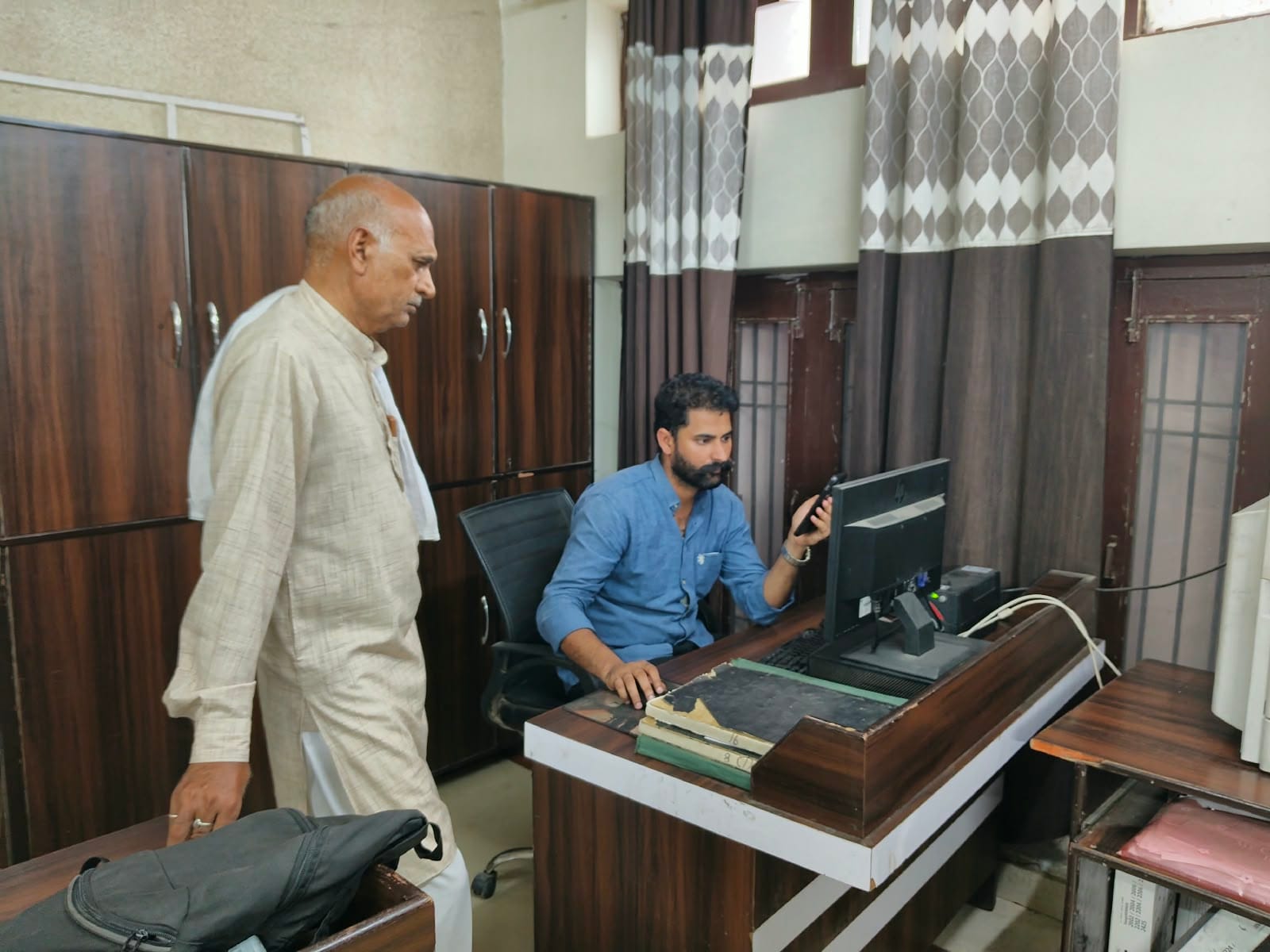 फतेहाबाद के नगर परिषद कार्यालय में शिकायत दर्ज करवाते हुए व्यक्ति संवाद