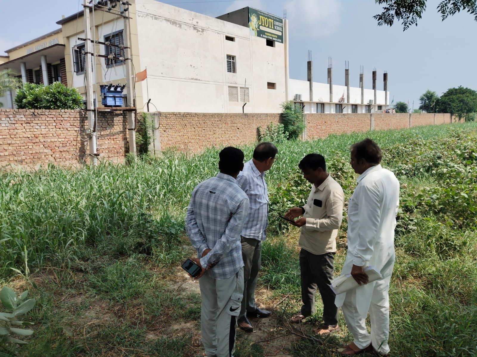 फतेहाबाद में फसल का डाटा सत्यापन करते हुए पटवारी स्त्रोत : प्रशासन