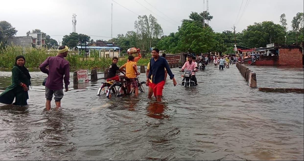 Surge in Tedhi River; heavy vehicles banned from crossing the bridge
