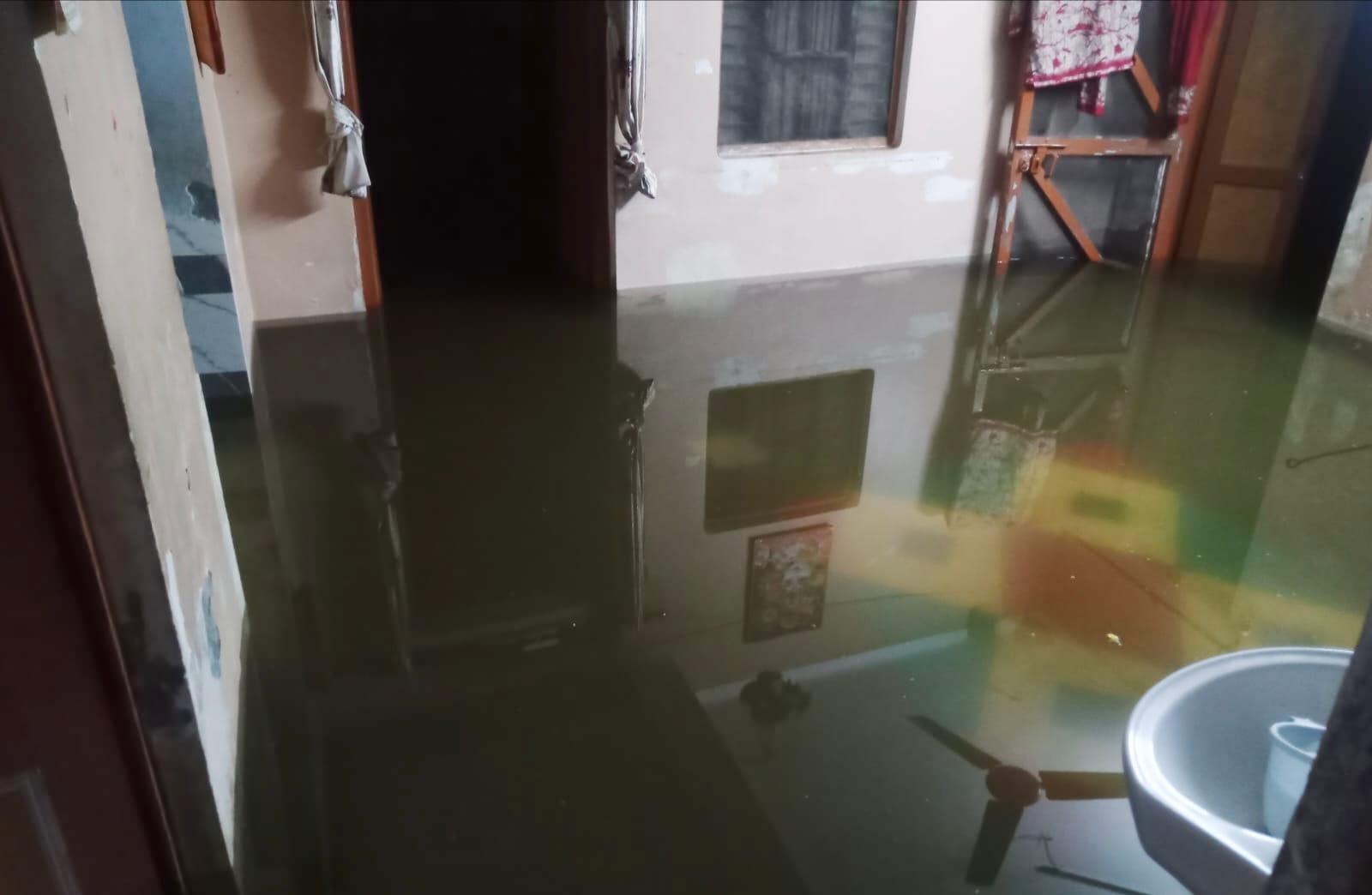 गंगोत्री नगर में घरों के अंदर तक भरा पानी। संवाद