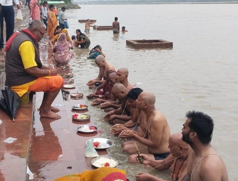 गोकना गंगा तट पर शनिवार को भाद्र पूर्णिमा पर पूर्वजों को तर्पण करते श्रद्धालु।